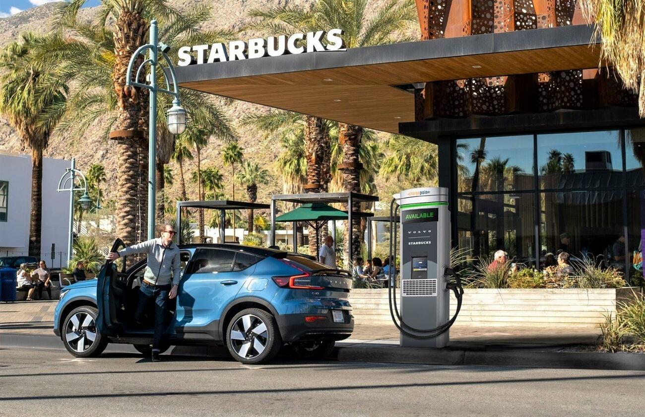 Punto de carga de eléctricos de Volvo en Starbucks / VOLVO