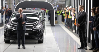 Elon Musk (derecha) y el canciller alemán, en la planta de Tesla de Berlín / EFE Elon Musk (derecha) y el canciller alemán, en la planta de Tesla de Berlín / EFE
