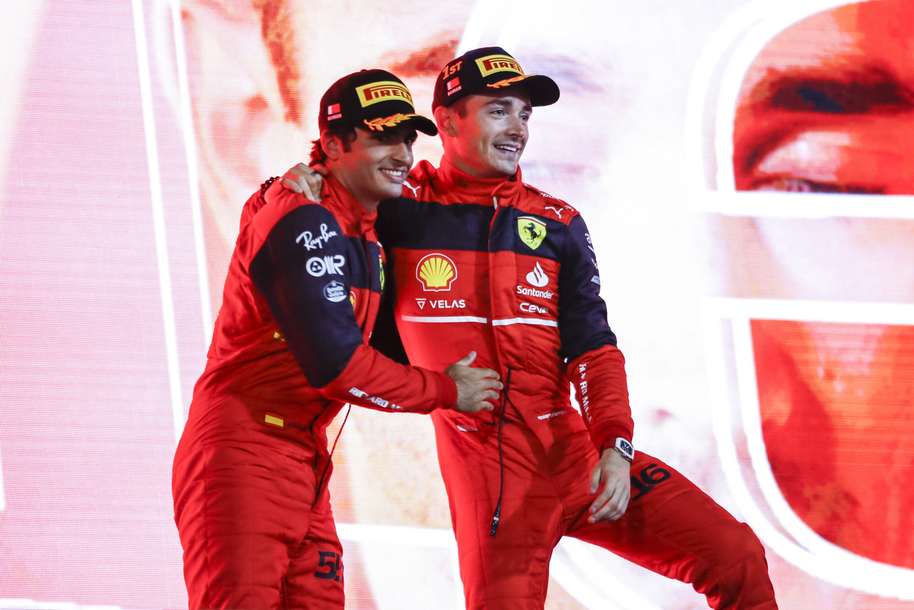 Sainz y Lecrerc celebran el doblete de Ferrari en Bahrein