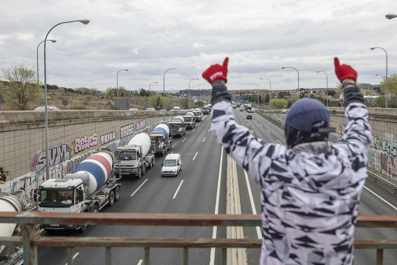 Marcha lenta de camioneros en Madrid / RODRIGO JIMÉNEZ / EFE