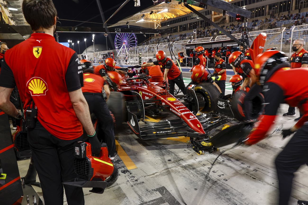 El equipo Ferrari, en acción con Leclerc / EUROPA PRESS El equipo Ferrari, en acción con Leclerc / EUROPA PRESS