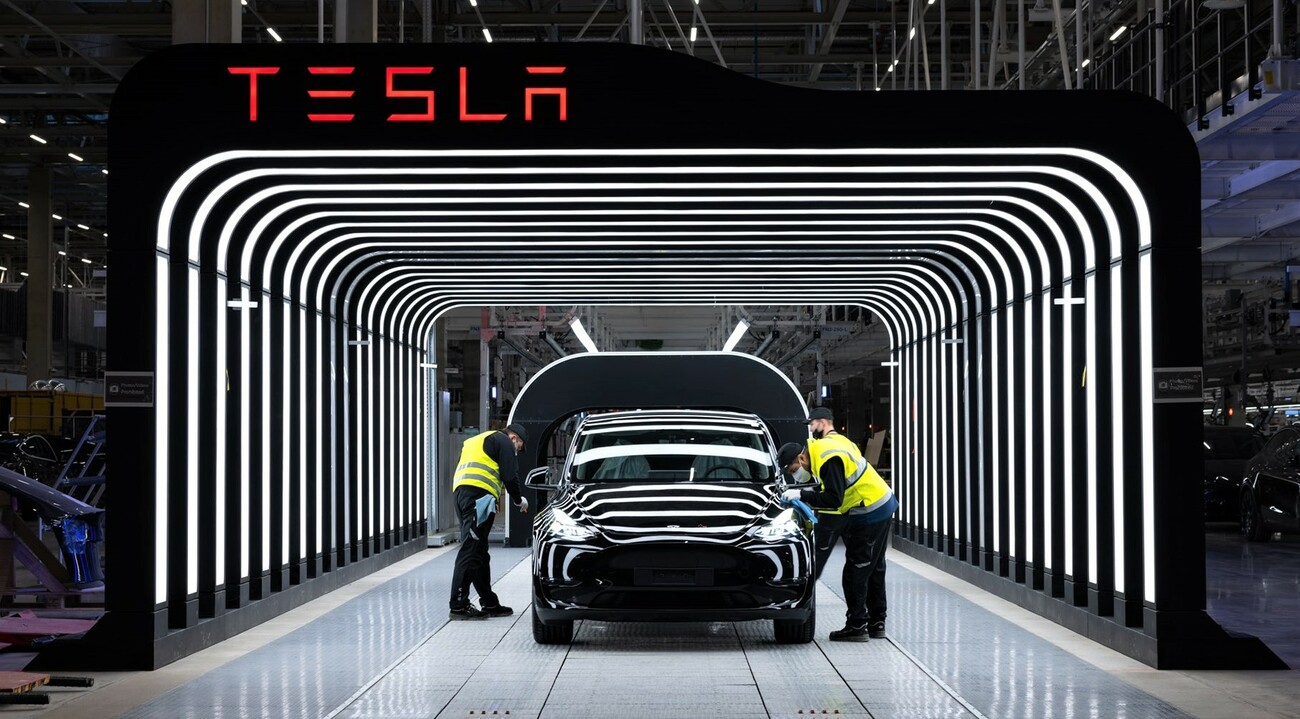 Empleados en la fábrica de Tesla de Berlín / TESLA Empleados en la fábrica de Tesla de Berlín / TESLA