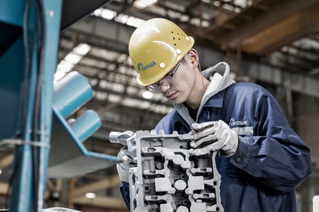 Trabajador de una fábrica de General Motors en China / GM