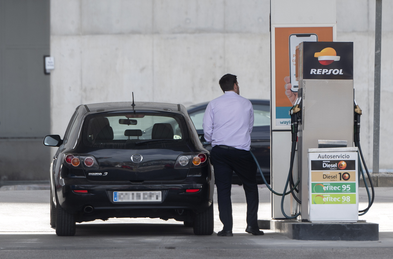 Respotaje de carburante en una gasolinera / ALBERTO ORTEGA / EUROPA PRESS