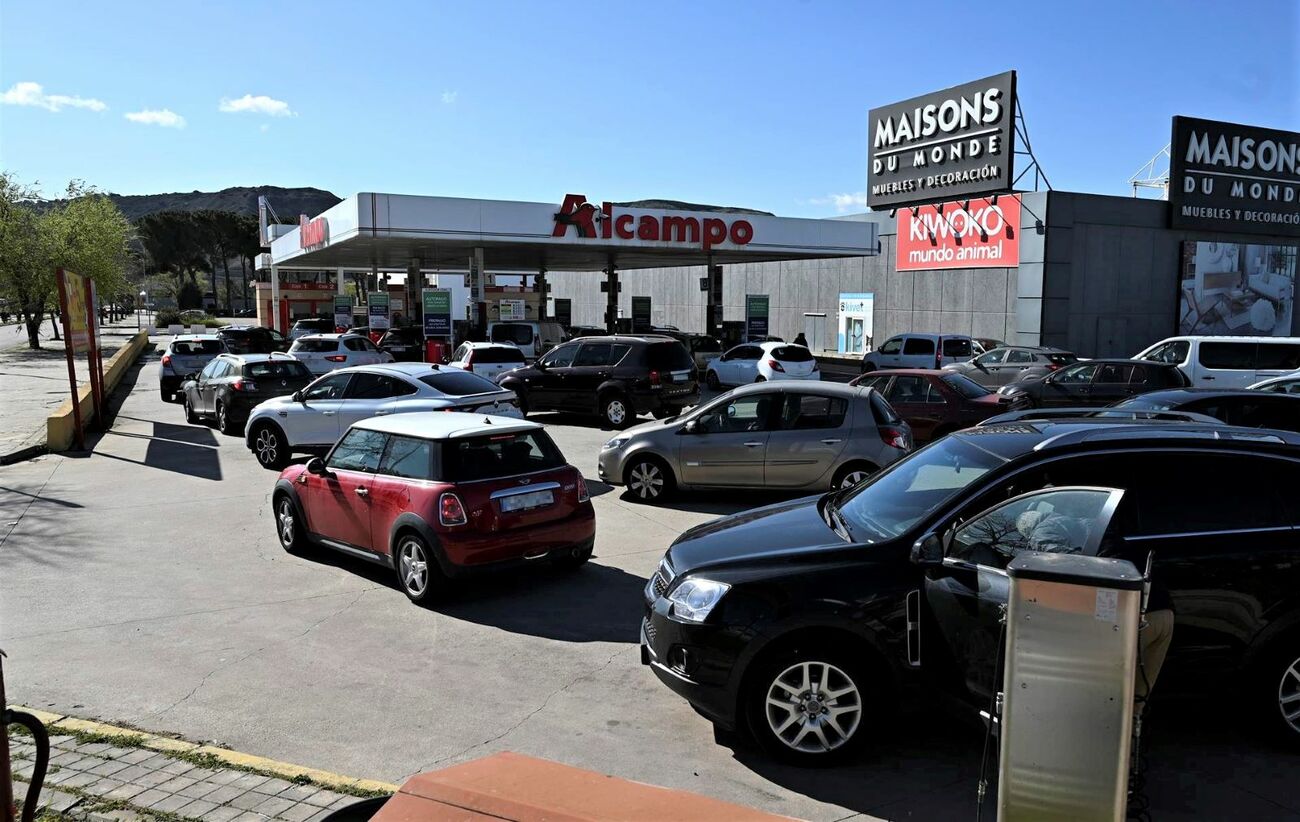 Colas en una gasolinera el primer día de la rebaja / FERNANDO VILLAR / EFE