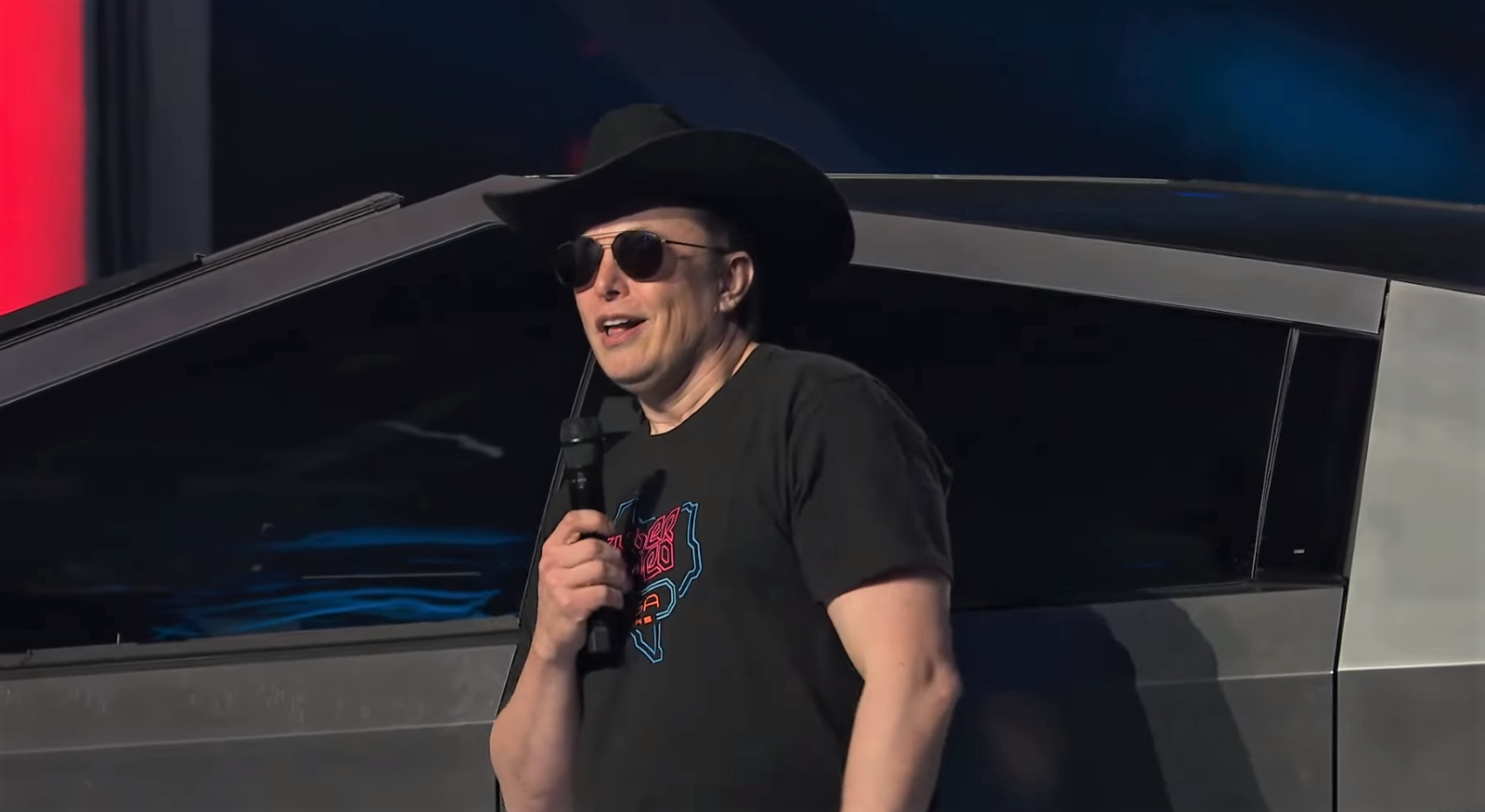 Elon Musk en la nueva planta de Tesla en Texas