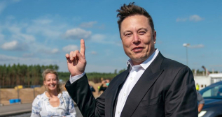 Elon Musk en una visita a la planta de Tesla de Berlín / ALEXANDER BECHER / EFE / EPA