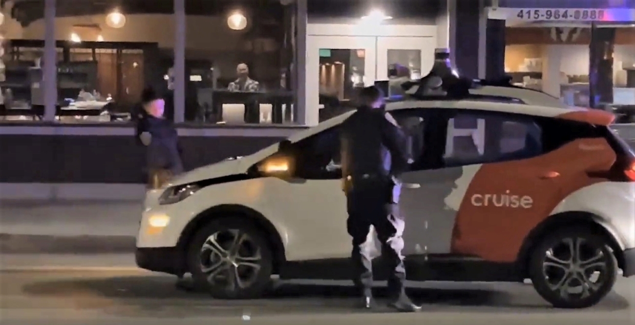 Coche autónomo detenido por la policía / SOCIAL DRIVE