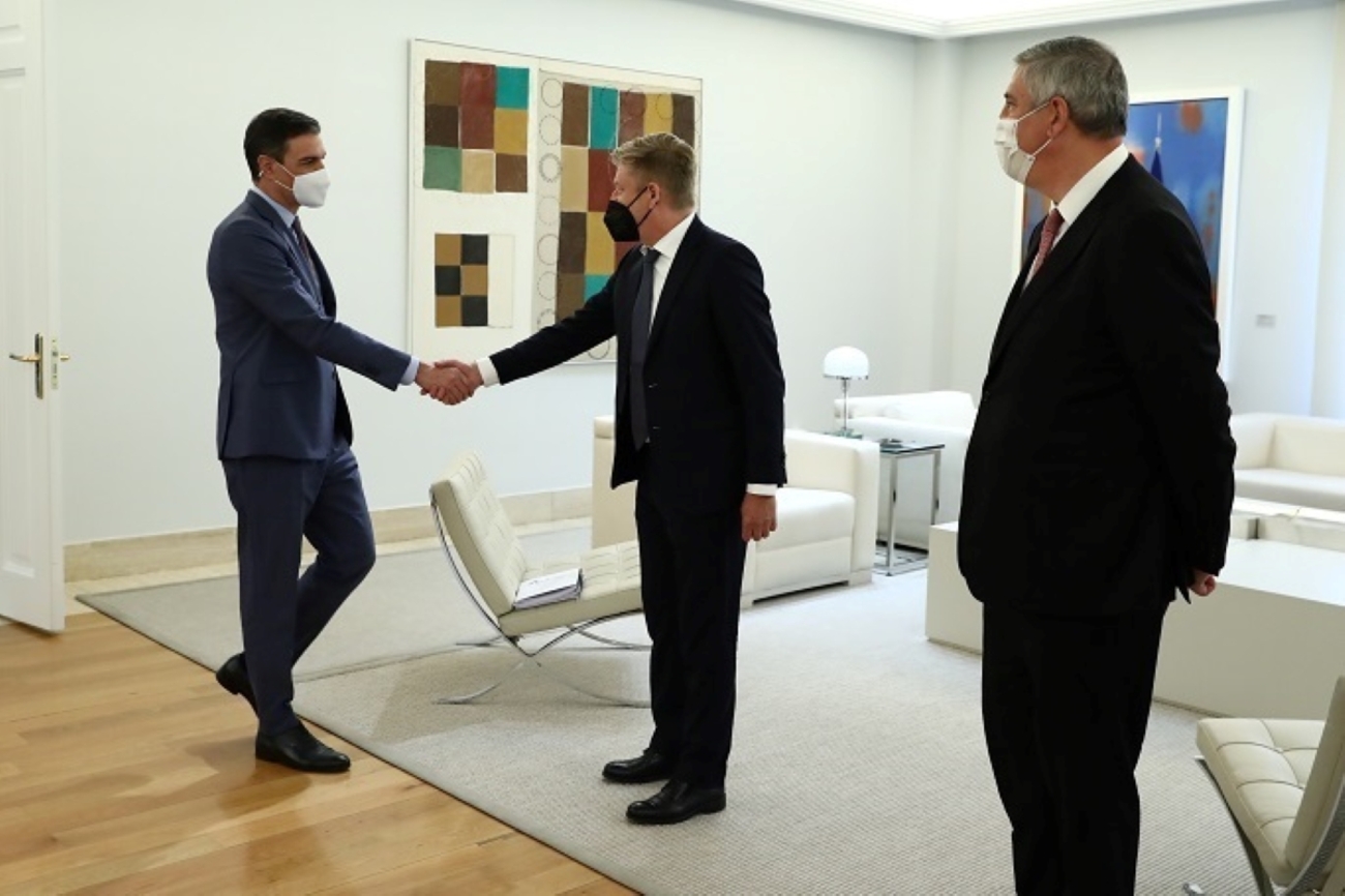 Pedro Sánchez recibe al presidente de Anfac, Wayne Griffiths, y al expresidente, José Vicente de los Mozos / MONCLOA