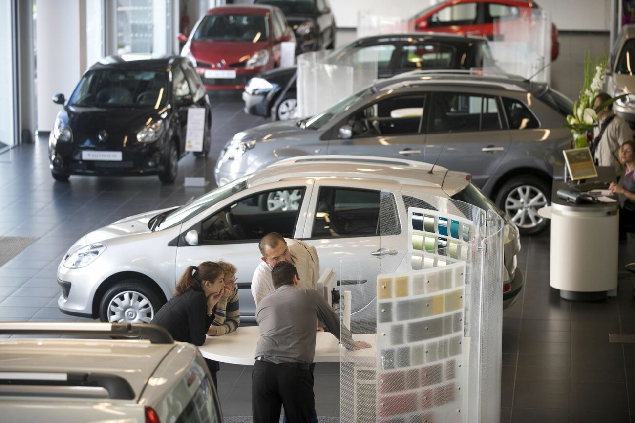 Atención a clientes en un concesionario / RENAULT Atención a clientes en un concesionario / RENAULT