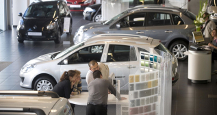 Atención a clientes en un concesionario / RENAULT Atención a clientes en un concesionario / RENAULT