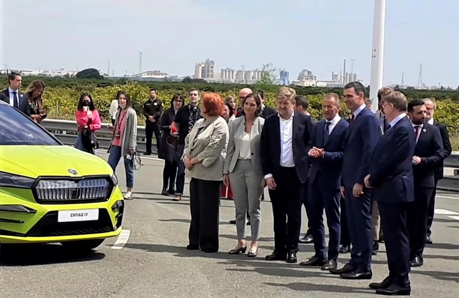 pedro-sanchez-y-herbert-diess-en-el-terreno-de-la-planta-de-baterias-de-valencia.jpeg