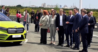 Pedro Sánchez y Herbert Diess en el terreno de la planta de baterías de Valencia