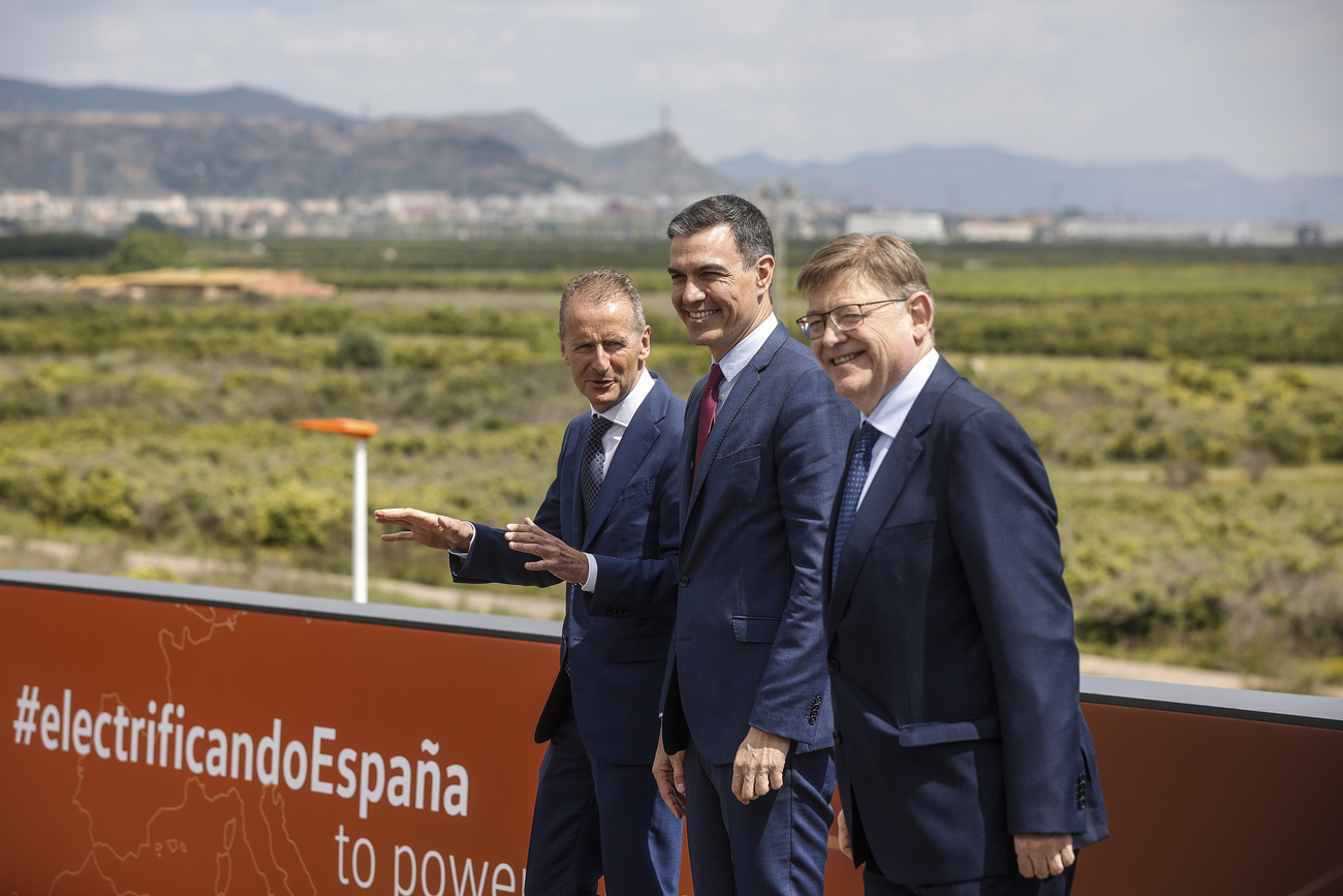 Herbert Diess (VW), Pedro Sánchez y Ximo Puig, en Sagunto