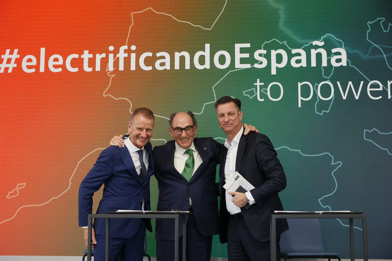 Ignacio Sánchez Galán (centro), con Herbert Diess y Thomas Schmall, de Volkswagen / BIEL ALIÑO / EFE