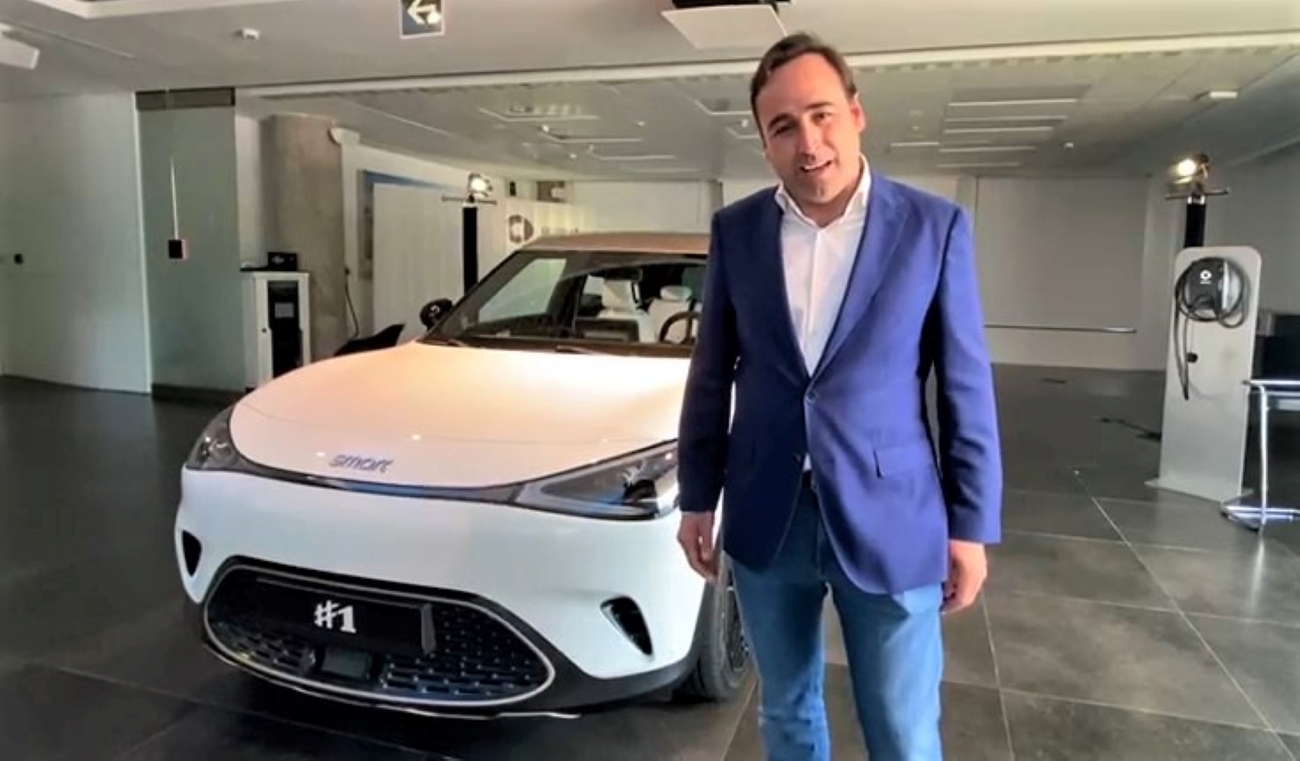 Alberto Olivera junto al Smart 1