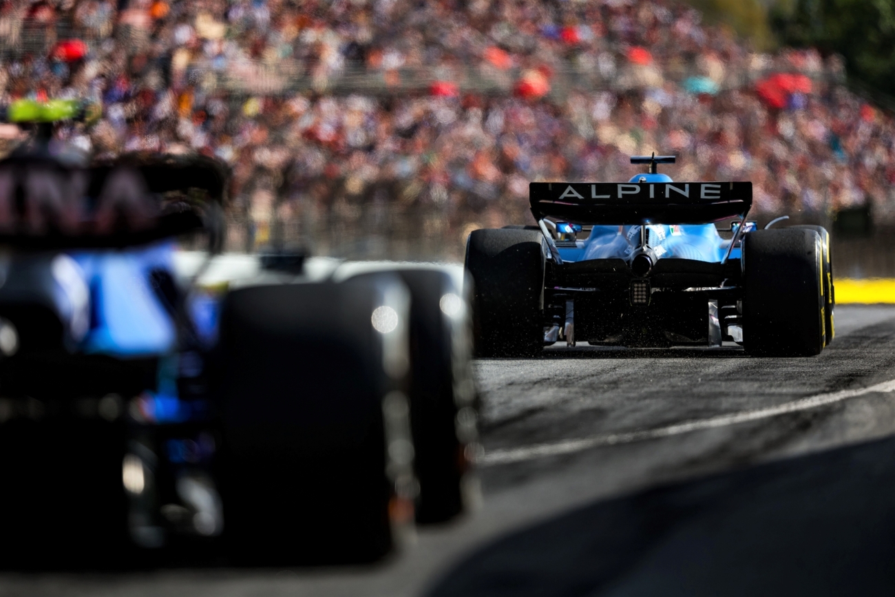 Fernando Alonso (Alpine) rodeado de público en el GP de España de F1 en Montmeló FLORENT GOODEN / AFP7 / EUROPA PRESS