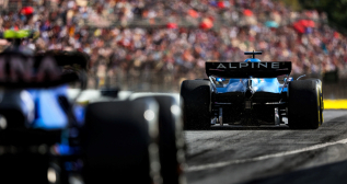 Fernando Alonso (Alpine) rodeado de público en el GP de España de F1 en Montmeló FLORENT GOODEN / AFP7 / EUROPA PRESS