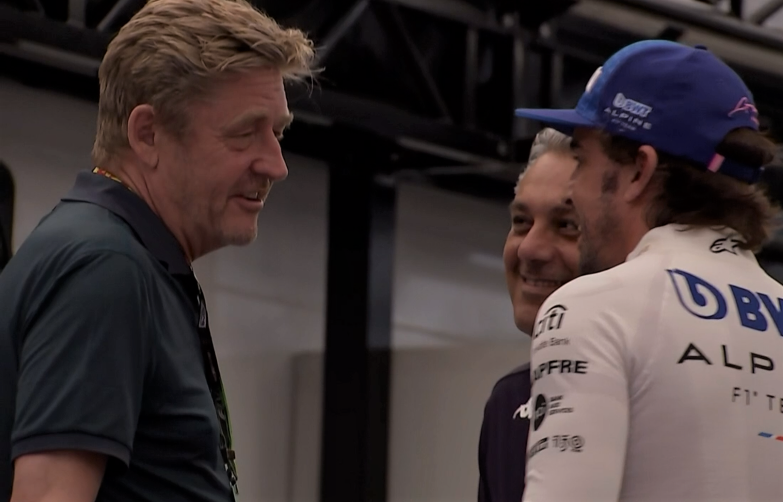 Encuentro de Wayne Griffiths, Luca de Meo y Fernando Alonso en la F1 / CAPTURA VÍDEO DAZN Encuentro de Wayne Griffiths, Luca de Meo y Fernando Alonso en la F1 / CAPTURA VÍDEO DAZN