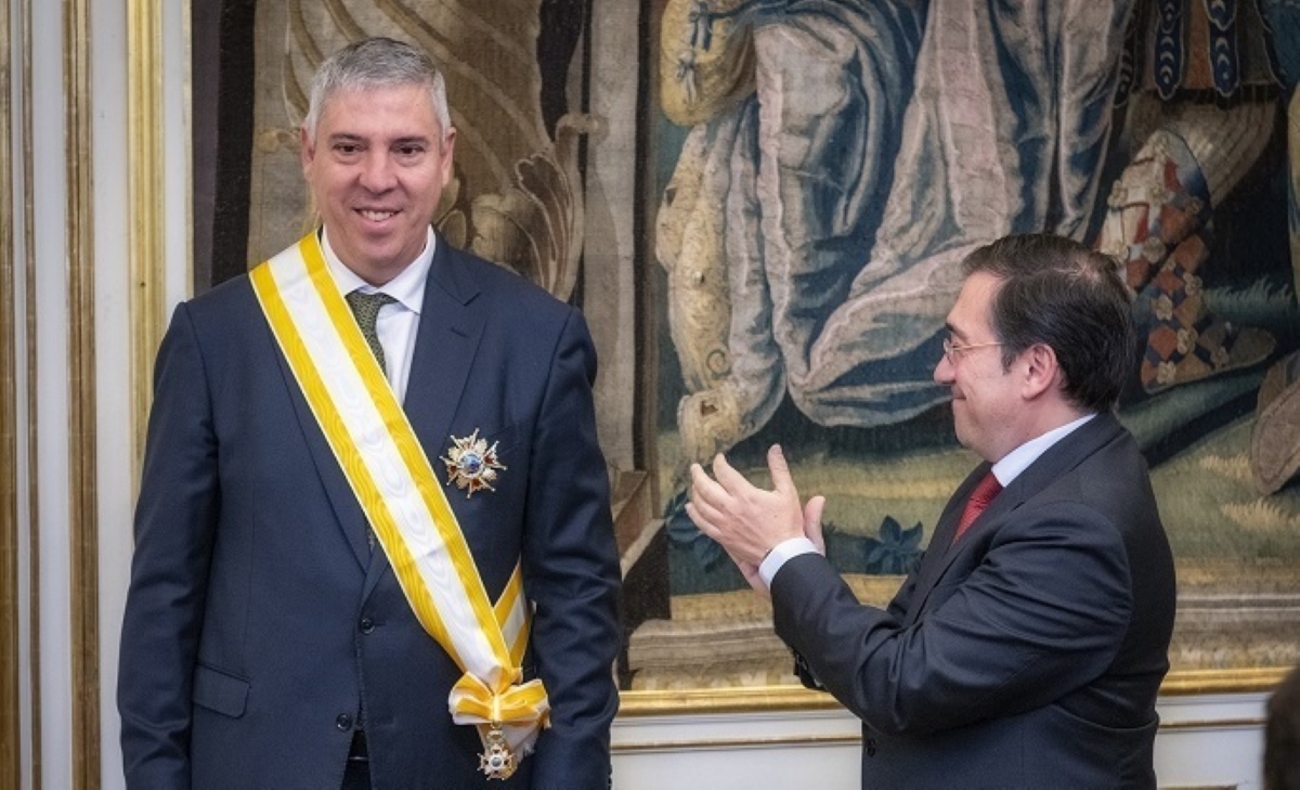 José Vicente de los Mozos con la Gran Cruz de Isabel la Católica / RENAULT