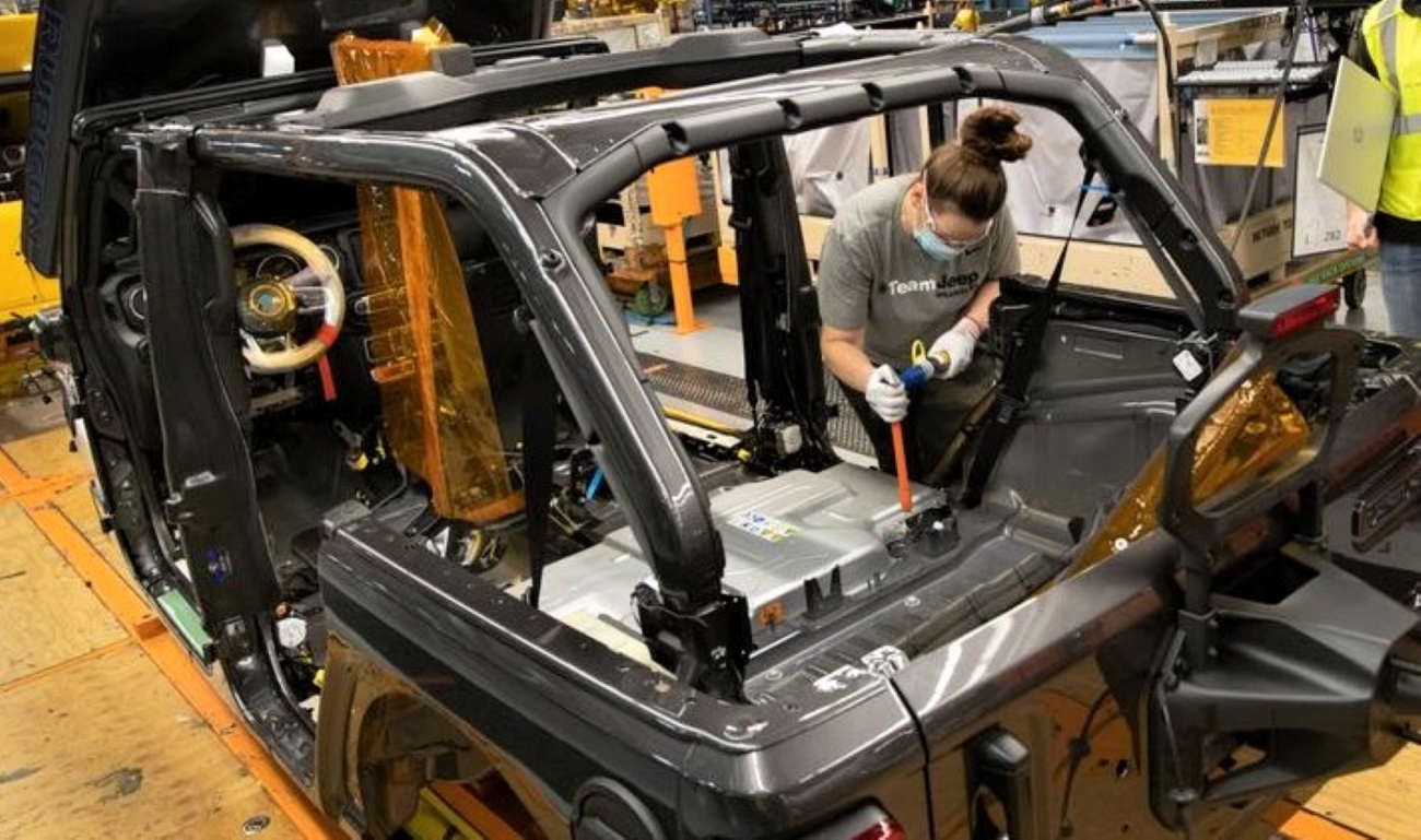 Ensamblaje de batería en un modelo de Jeep de Stellantis Ensamblaje de batería en un modelo de Jeep de Stellantis