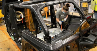 Ensamblaje de batería en un modelo de Jeep de Stellantis Ensamblaje de batería en un modelo de Jeep de Stellantis