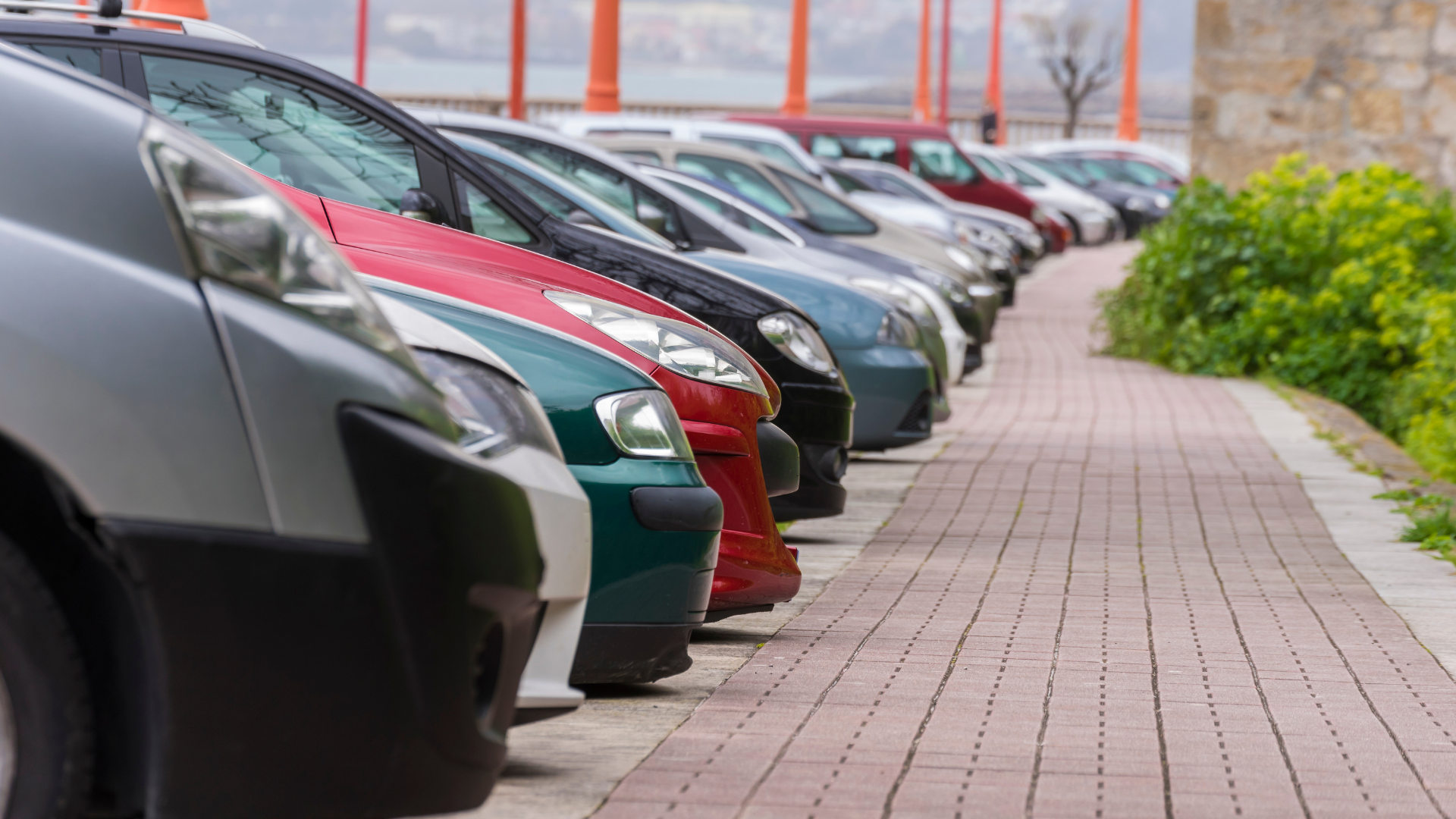 Coches usados aparcados en la calle / COCHES.COM Coches usados aparcados en la calle / COCHES.COM