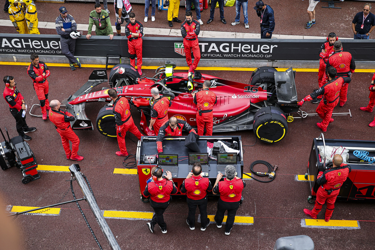 El Ferrari de Leclerc junto a sus mecánicos en Mónaco / PAULO MARIA / EUROPA PRESS El Ferrari de Leclerc junto a sus mecánicos en Mónaco / PAULO MARIA / EUROPA PRESS