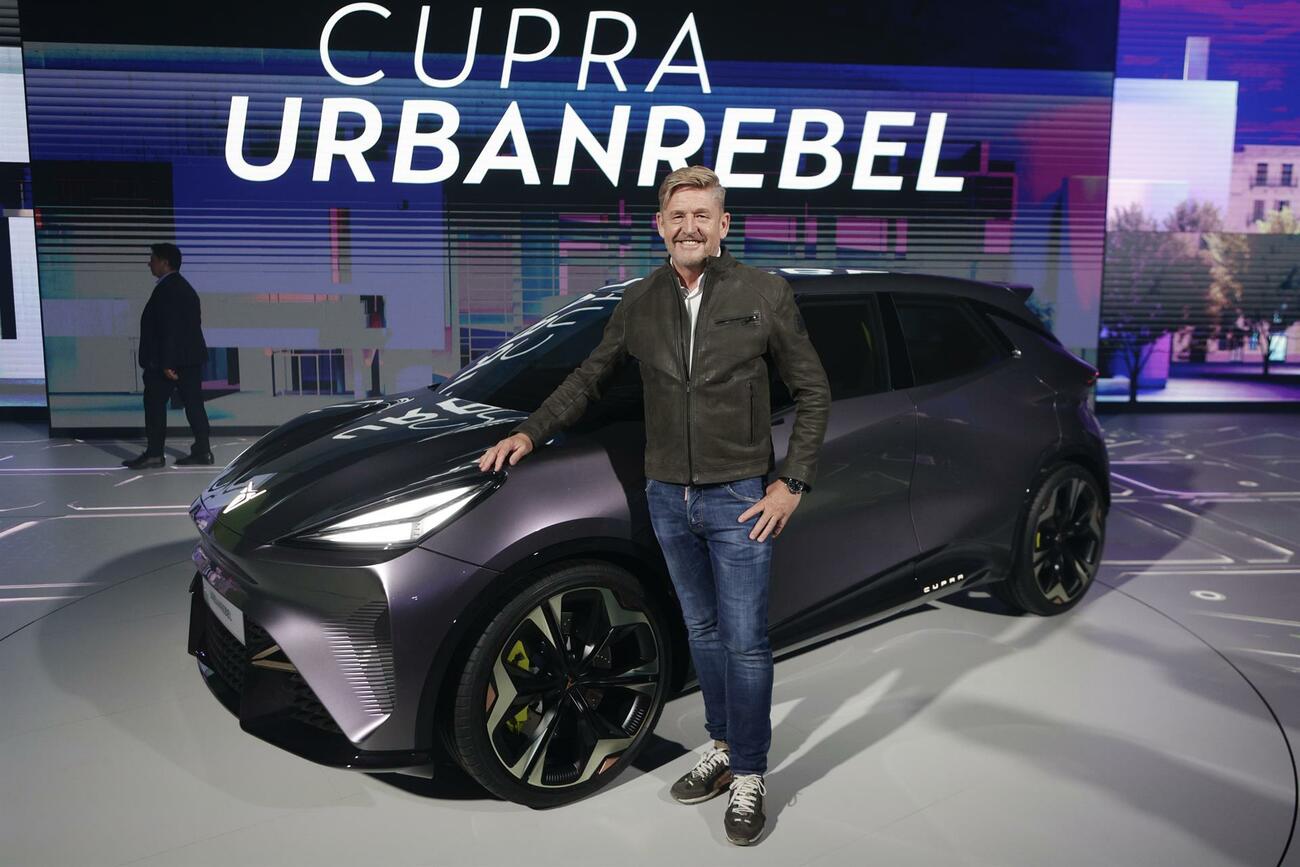Wayne Griffiths con el Cupra UrbanRebel que se hará en Martorell / QUIQUE GARCÍA / EFE Wayne Griffiths con el Cupra UrbanRebel que se hará en Martorell / QUIQUE GARCÍA / EFE
