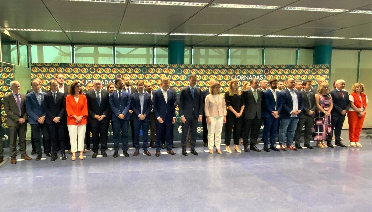 Mesa de recarga de coches eléctricos / ANFAC