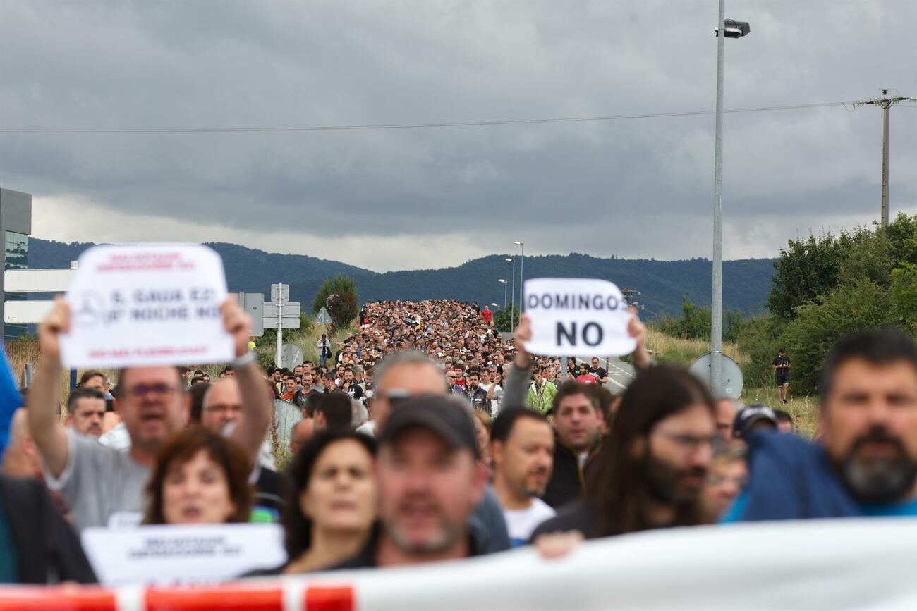 Manifestación durante la huelga de Mercedes Vitoria / DAVID AGUILAR / EFE