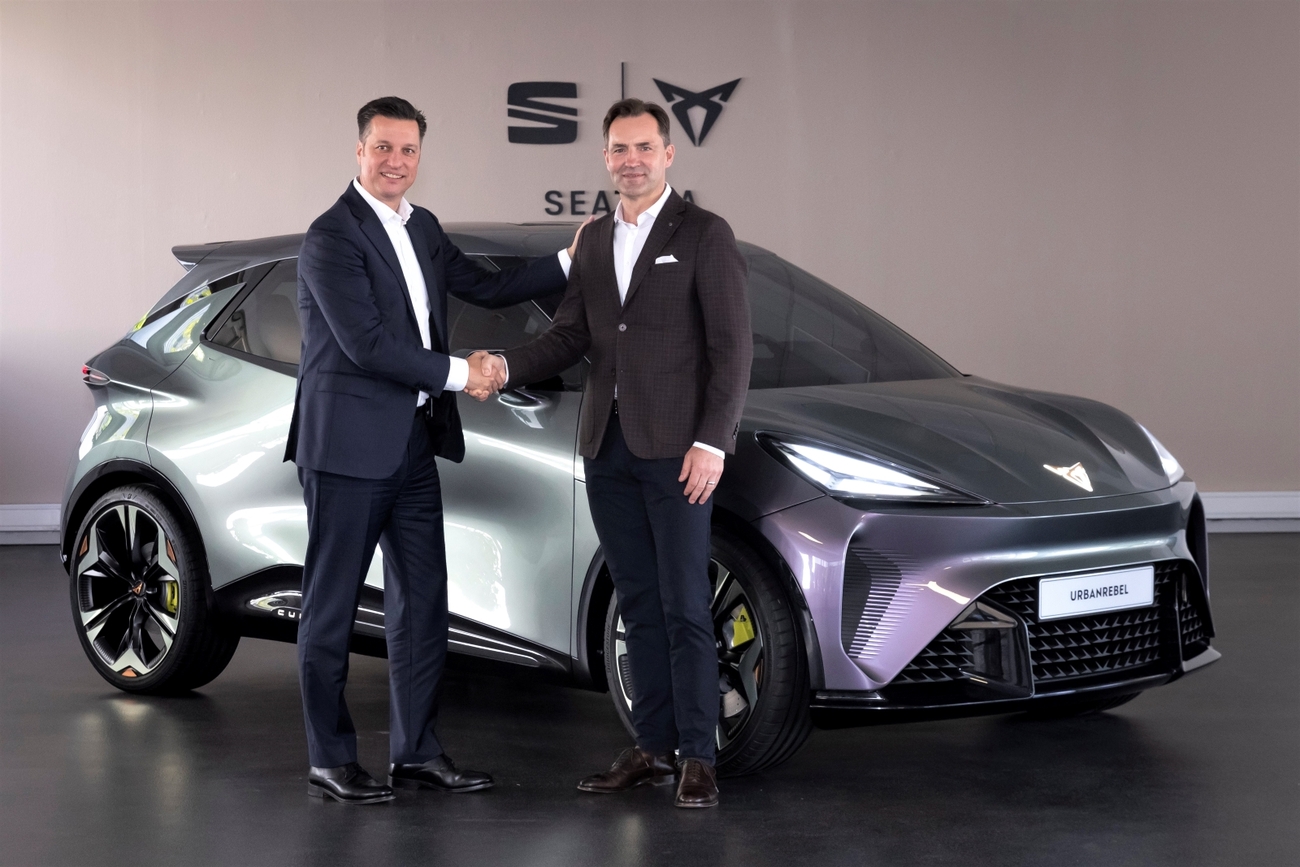 El nuevo presidente del consejo de Seat, Thomas Shäfer (derecha), junto a su antecesor, Thomas Schmall