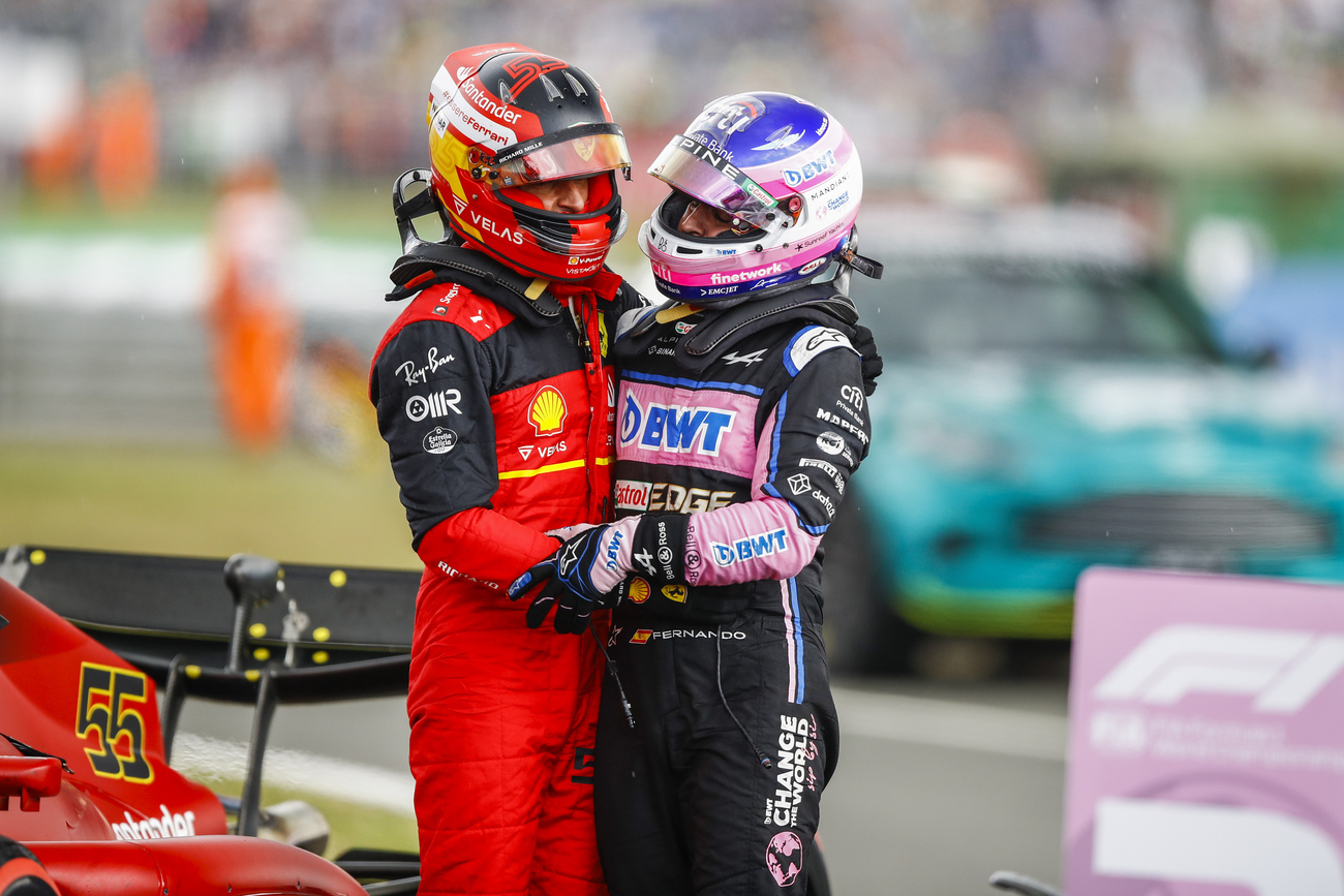 Fernando Alonso felicita a Carlos Sainz en Silverstone / XAVI BONILLA / EUROPA PRESS
