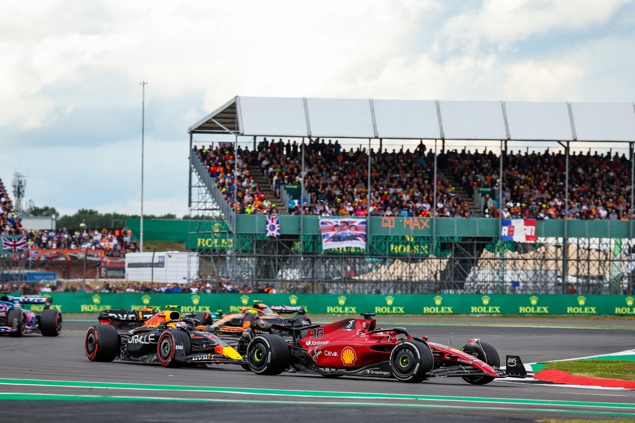 Checo Pérez persigue a Leclerc en Silverstone / FLORENT GOODEN EUROPA PRESS
