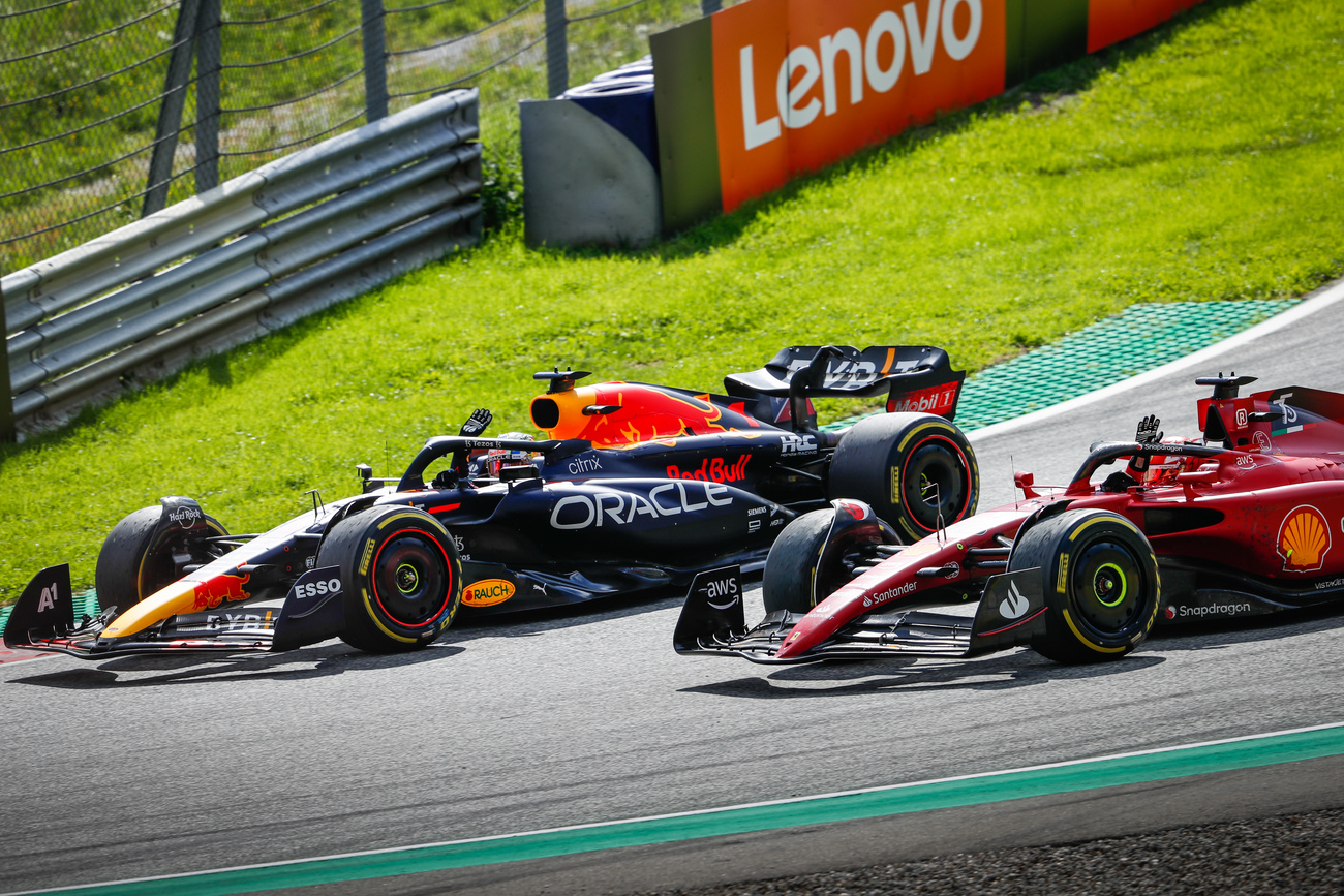 Verstappen y Leclerc saludan al acabar el GP de Austria de F1 / ANTONIN VINCENT / EUROPA PRESS
