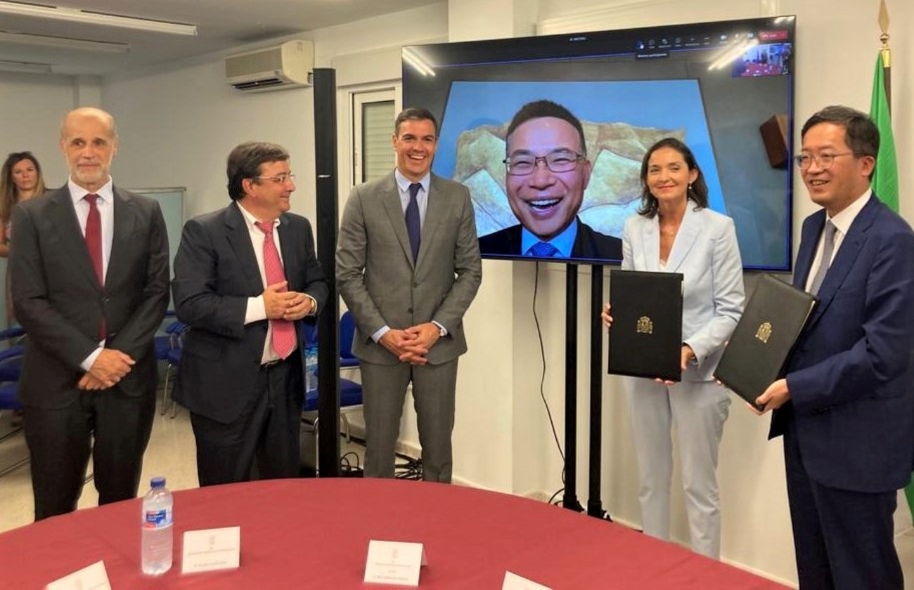 Firma del acuerdo de planta de baterías de Navalmoral de la Mata / INDUSTRIA