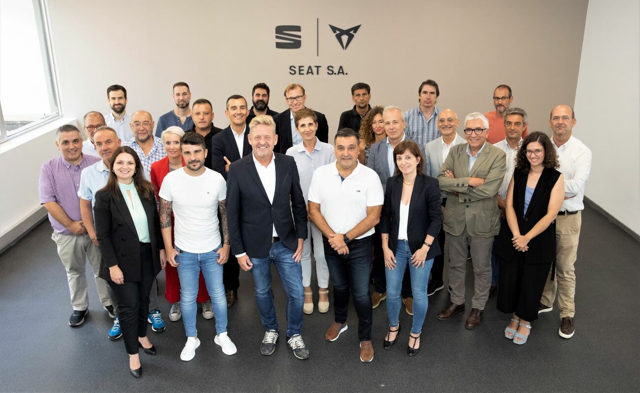 La dirección y los sindicatos UGT y CCOO de Seat tras firmar el convenio / SEAT