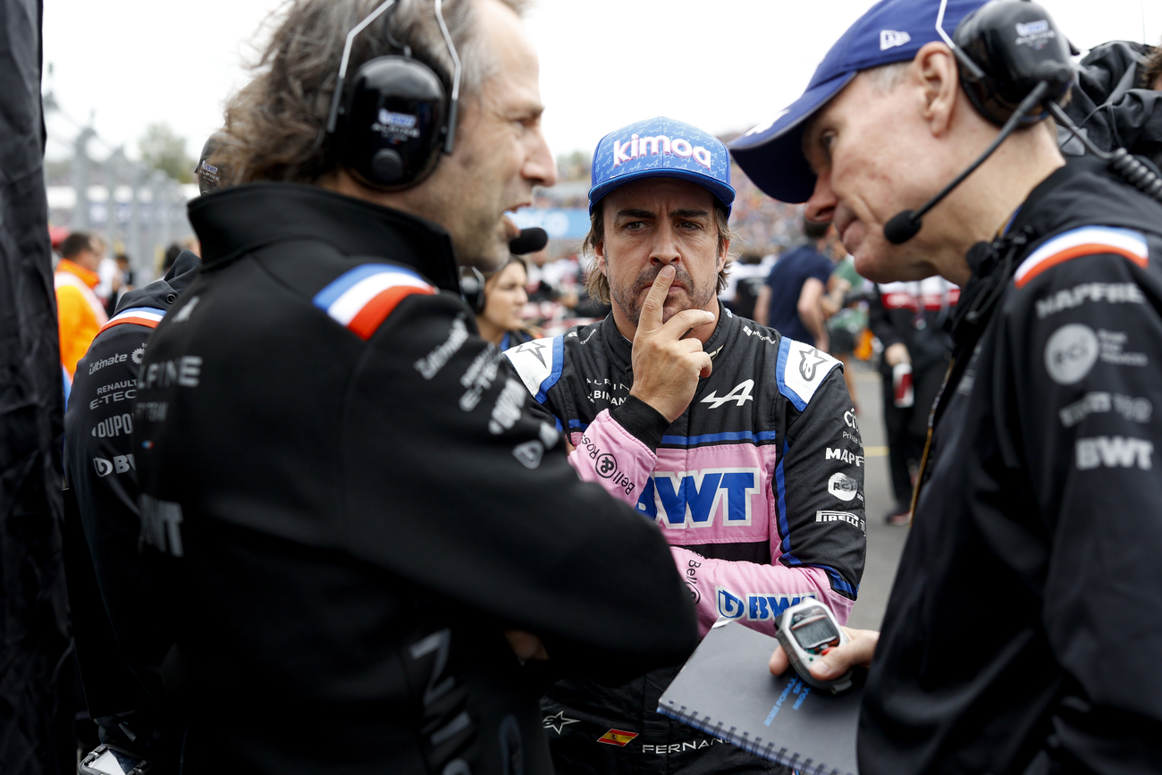 Fernando Alonso observa a los jefes de Alpine en Hungría / AFP7 / EUROPA PRESS Fernando Alonso observa a los jefes de Alpine en Hungría / AFP7 / EUROPA PRESS