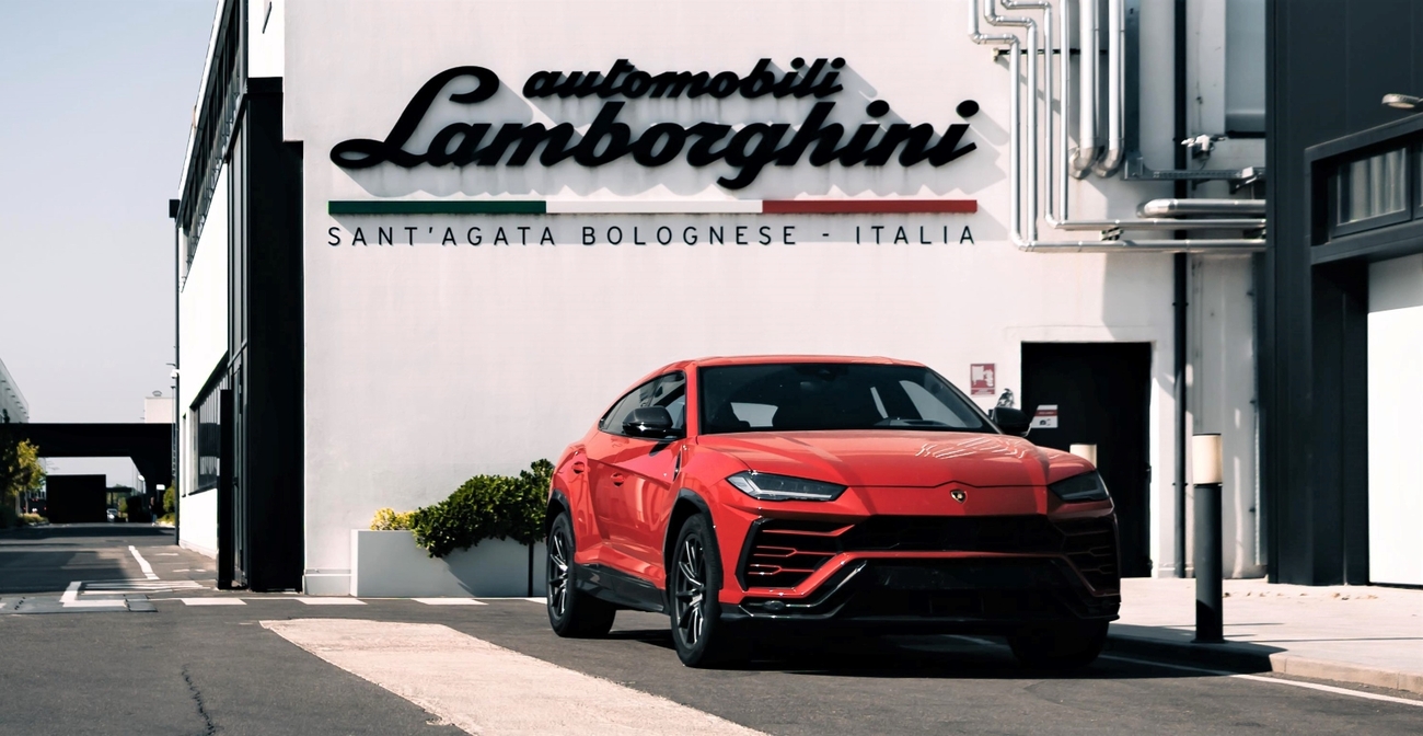 Lamborghini Urus junto a la fábrica de Italia / LAMBORGHINI Lamborghini Urus junto a la fábrica de Italia / LAMBORGHINI