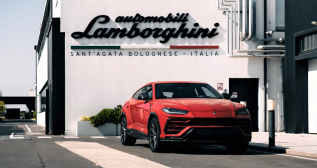 Lamborghini Urus junto a la fábrica de Italia / LAMBORGHINI Lamborghini Urus junto a la fábrica de Italia / LAMBORGHINI