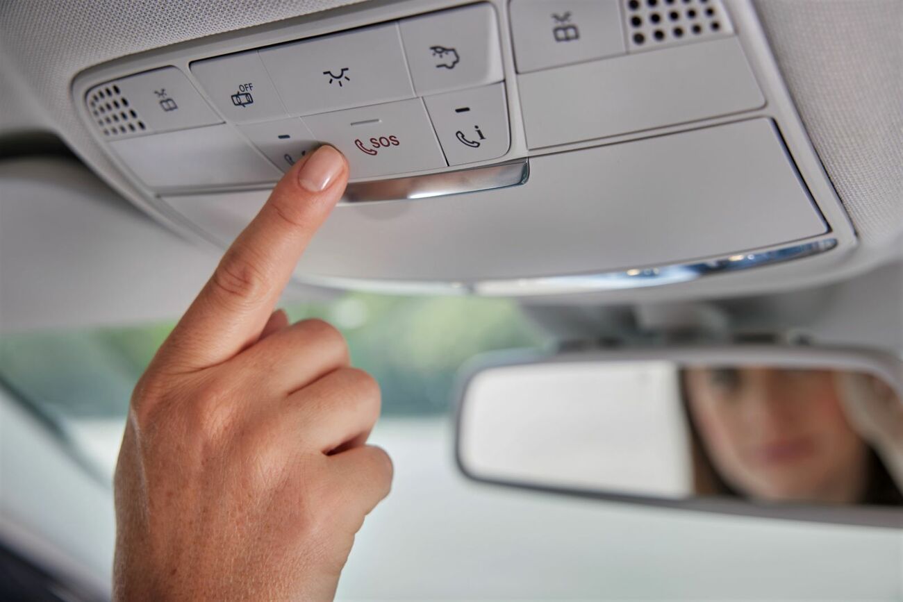 Botón de llamada de emergencia eCall en un coche / BOSCH