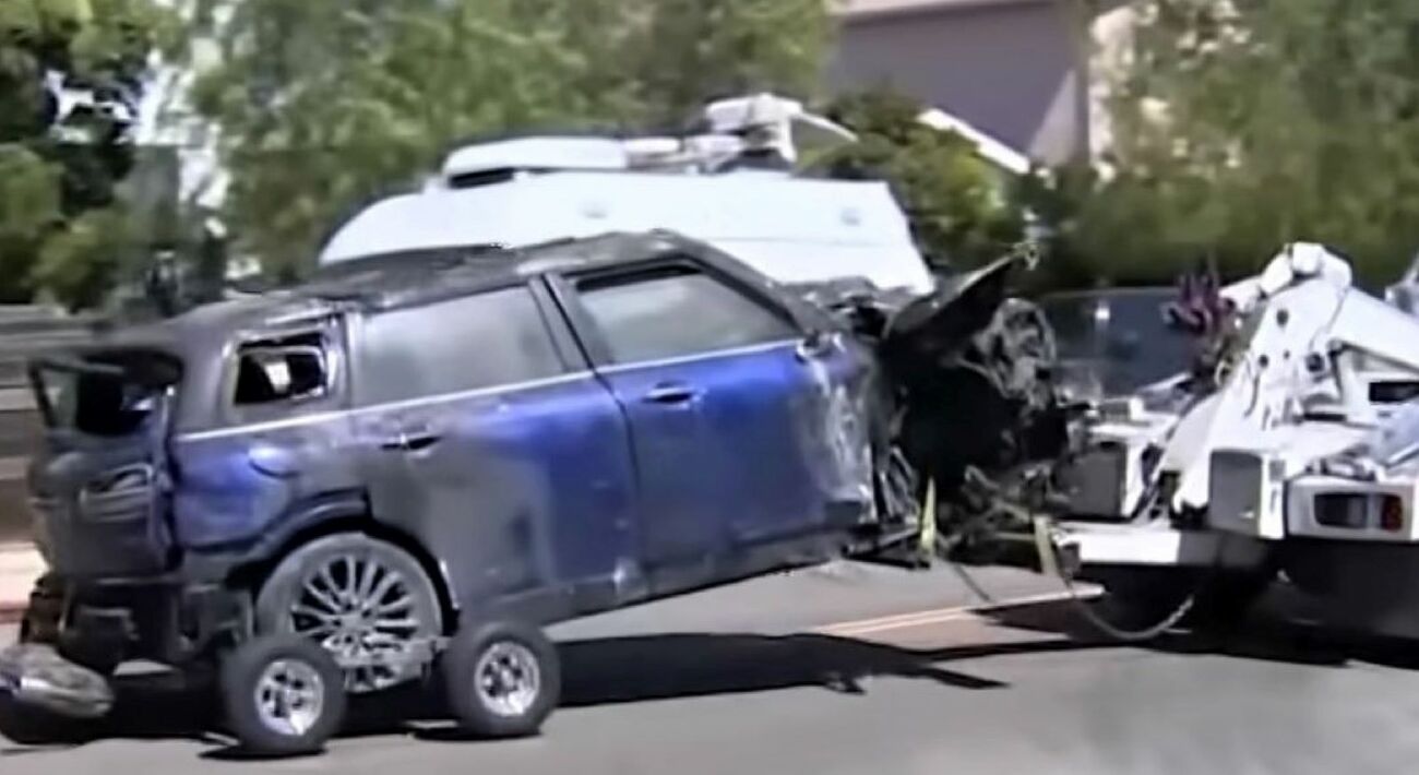 Coche de Anne Heche tras el accidente