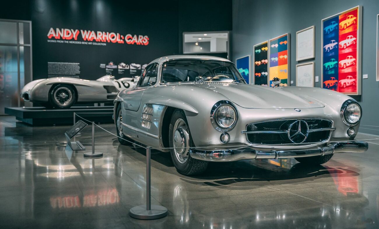 Exposición de Warhol sobre Mercedes / PETERSEN