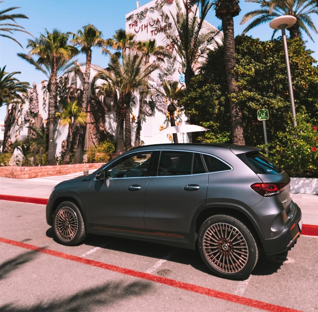 Mercedes EQA junto al hotel Ushuaïa de Ibiza / MERCEDES