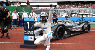 Stoffel Vandoorne celebra su triunfo en la Fórmula E con Mercedes