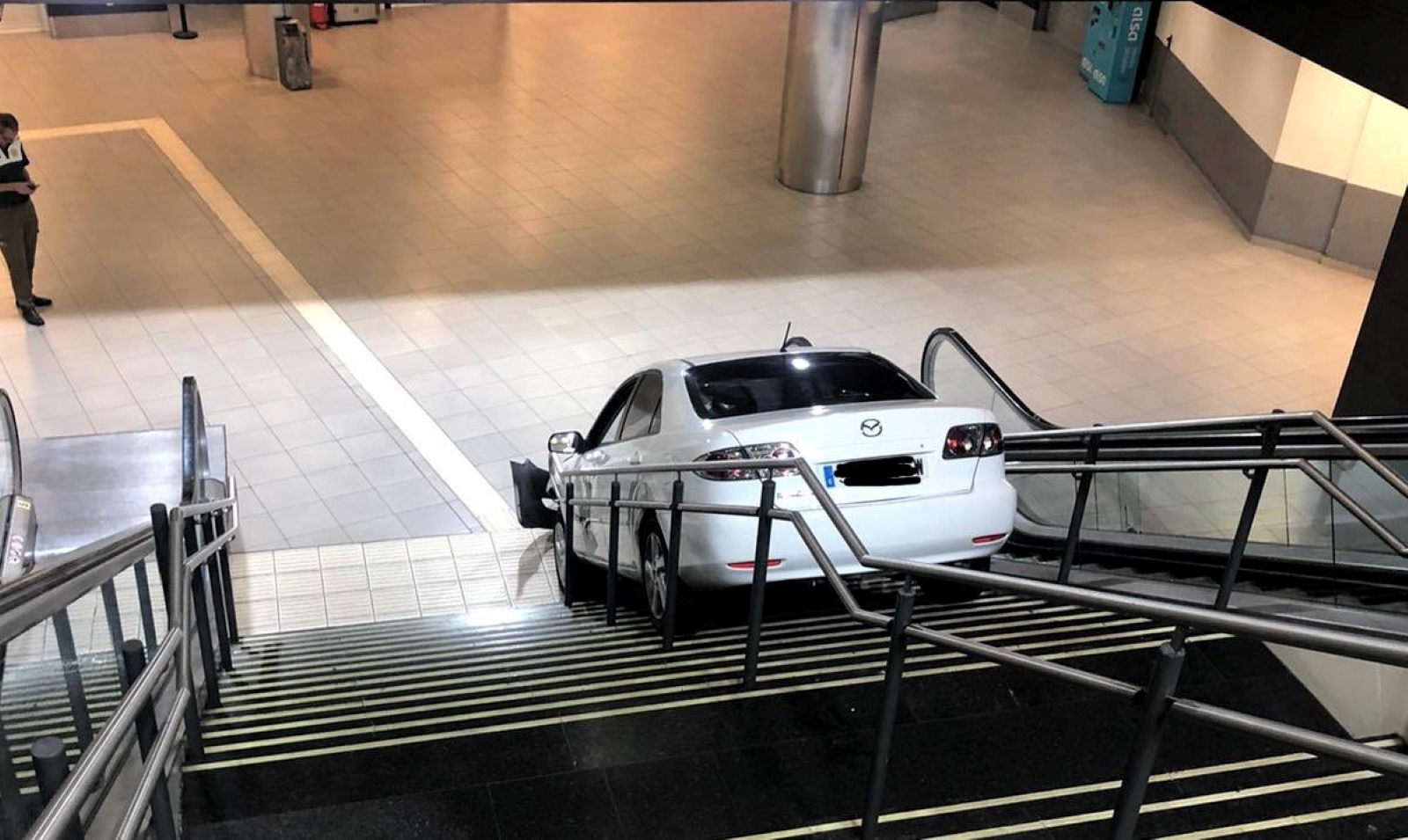 Roba un coche y se empotra en el metro de Madrid