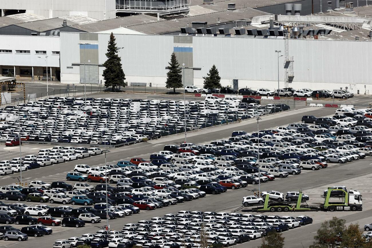 Coches junto a la fábrica de Volkswagen de Navarra / EFE Coches junto a la fábrica de Volkswagen de Navarra / EFE