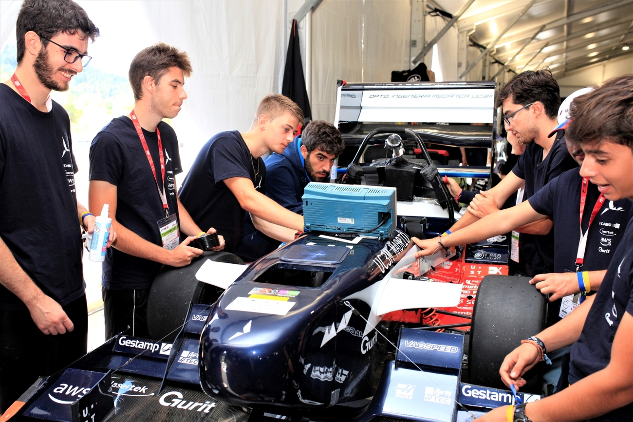 Estudiantes con el coche de la Universidad Carlos III de Formula Student / GESTAMP