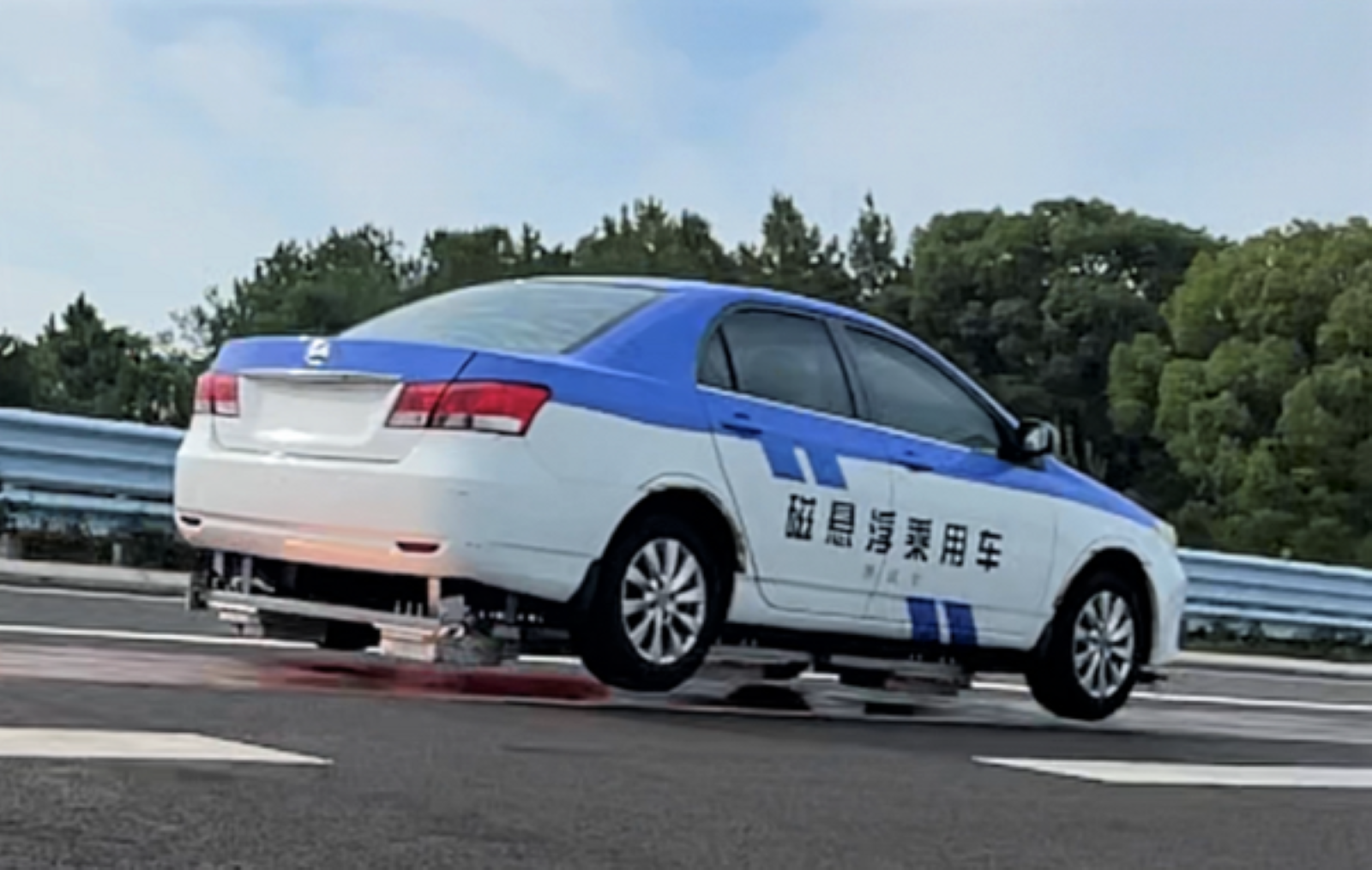 Prueba del coche por levitación en China