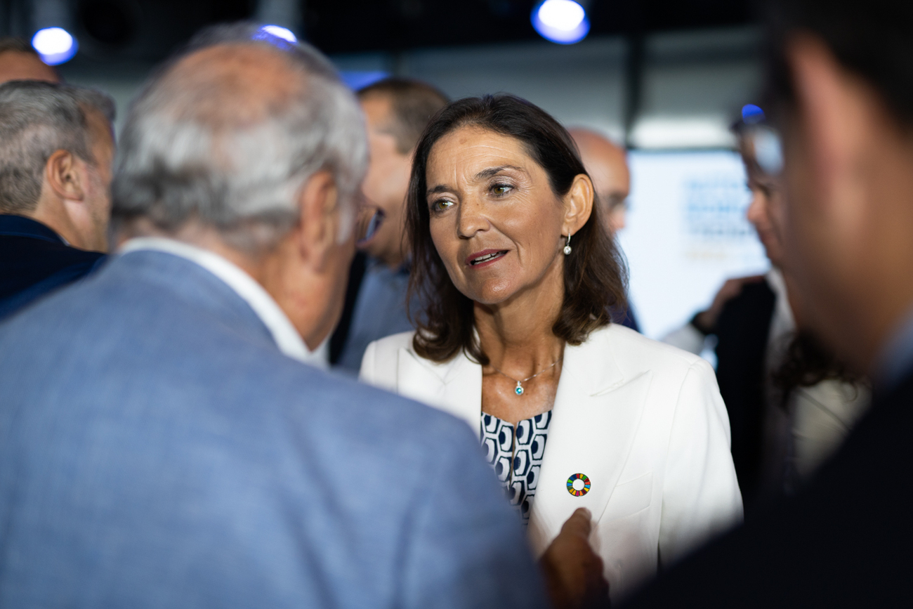 Reyes Maroto con representantes del automóvil en Auto Mobility Trends / LUIS MIGUEL AÑÓN (CG)